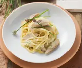 Pasta mit Carbonara-Soße und geräuchertem Aal
