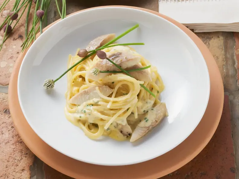 Pasta mit Carbonara-Soße und geräuchertem Aal
