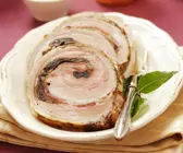 Roulade vom Schweinebauch mit Pilzen gefüllt