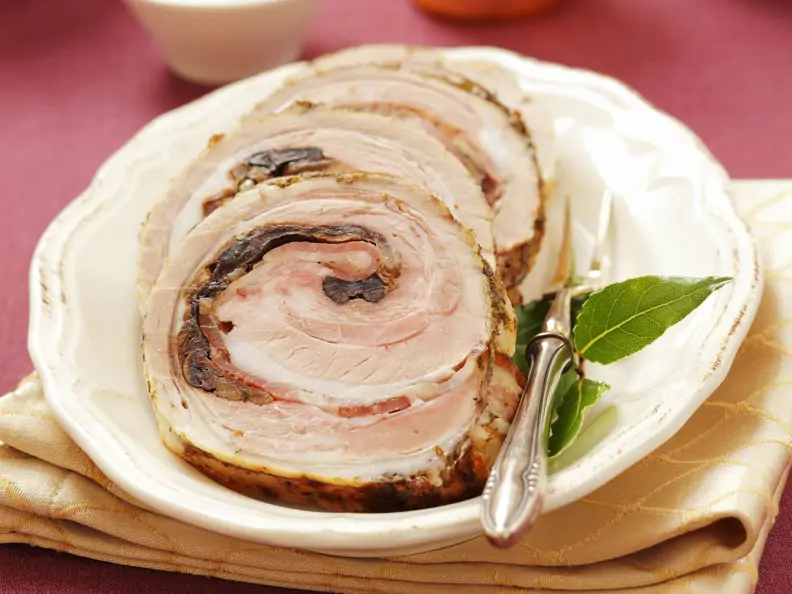 Roulade vom Schweinebauch mit Pilzen gefüllt