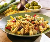 Farbenfroher Nudelsalat
