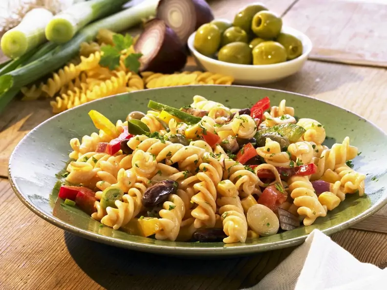 Farbenfroher Nudelsalat