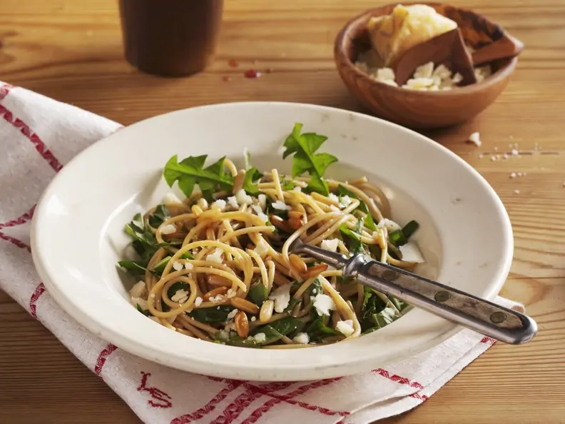 Vollkornpasta mit Löwenzahnsoße