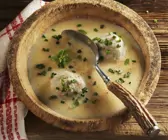 Cremige Suppe aus Steckrüben mit Knödeln
