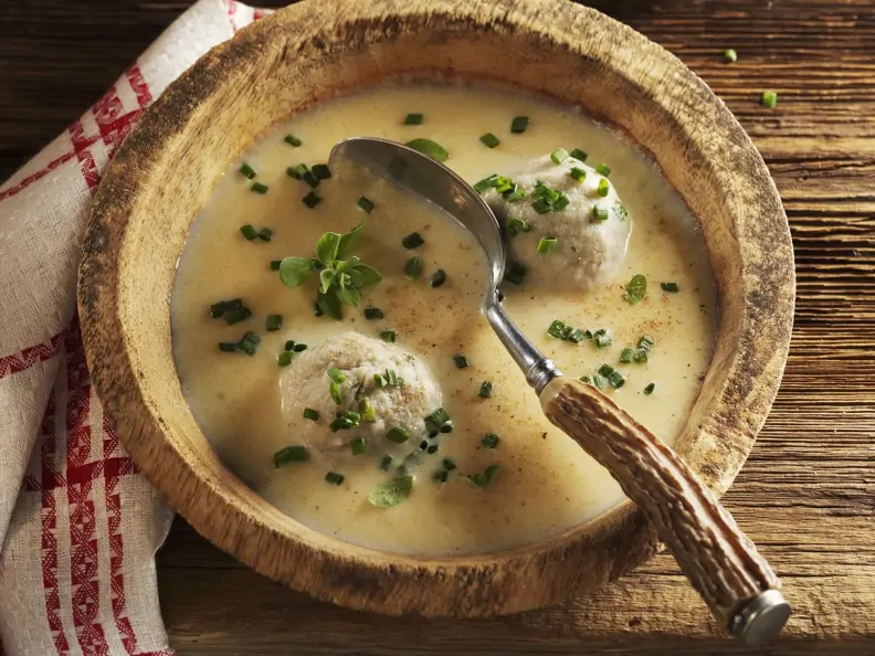 Cremige Suppe aus Steckrüben mit Knödeln