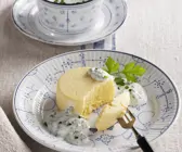 Herzhafter Petersilienwurzel-Pudding mit Schnittlauchdip