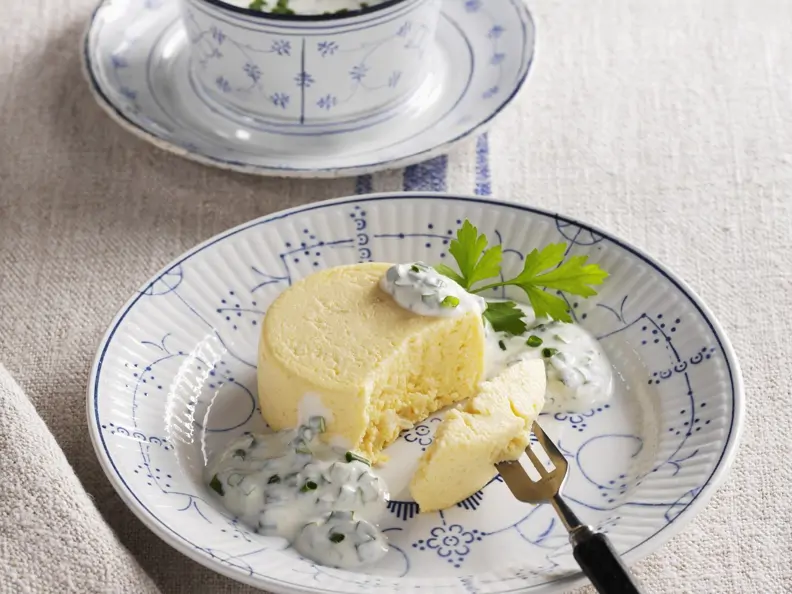 Herzhafter Petersilienwurzel-Pudding mit Schnittlauchdip