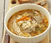 Kuttelsuppe auf polnische Art mit Rind und Gemüse