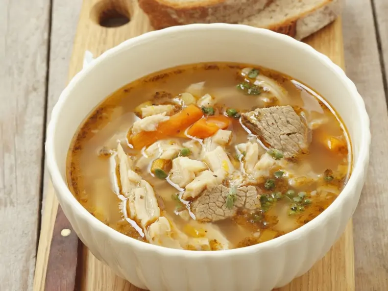 Kuttelsuppe auf polnische Art mit Rind und Gemüse