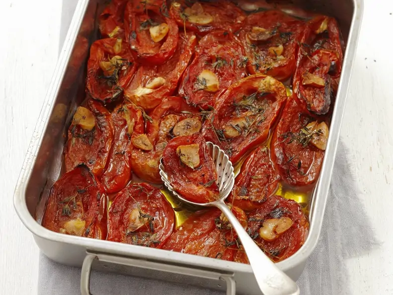 Tomaten mit Knoblauch im Ofen gebacken