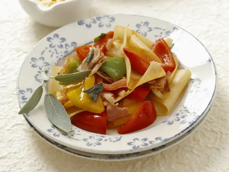 Lasagne-Nudeln mit Schinken,Paprika und Salbei