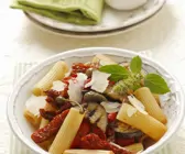 Pasta mit getrockneten Tomaten, Auberginen und Kapern