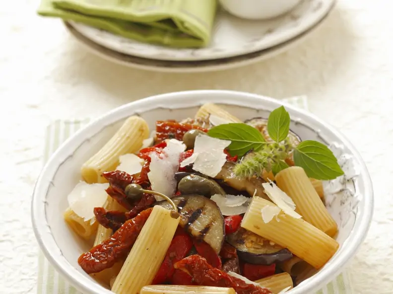 Pasta mit getrockneten Tomaten, Auberginen und Kapern