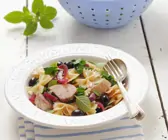 Nudeln mit Huhn, Oliven und roten Zwiebeln