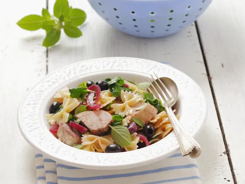 Nudeln mit Huhn, Oliven und roten Zwiebeln