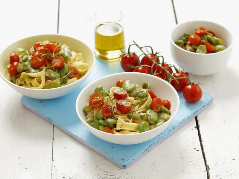 Pasta mit Saubohnen-Tomaten-Soße
