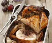 Huhn aus dem Ofen mit Pflaumen gefüllt