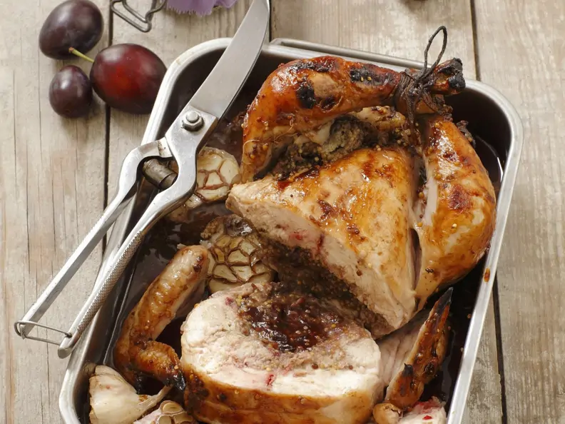 Huhn aus dem Ofen mit Pflaumen gefüllt