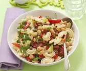 Pastasalat mit Kichererbsen, Kapern und getrockneten Tomaten