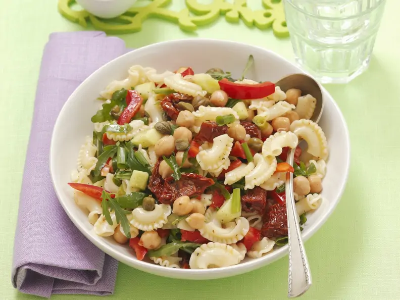 Pastasalat mit Kichererbsen, Kapern und getrockneten Tomaten