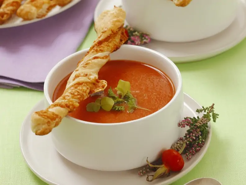 Tomatencremesuppe mit Blätterteig-Sticks