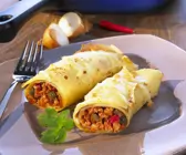Pfannkuchen-Hähnchen-Rollen mit Käse überbacken
