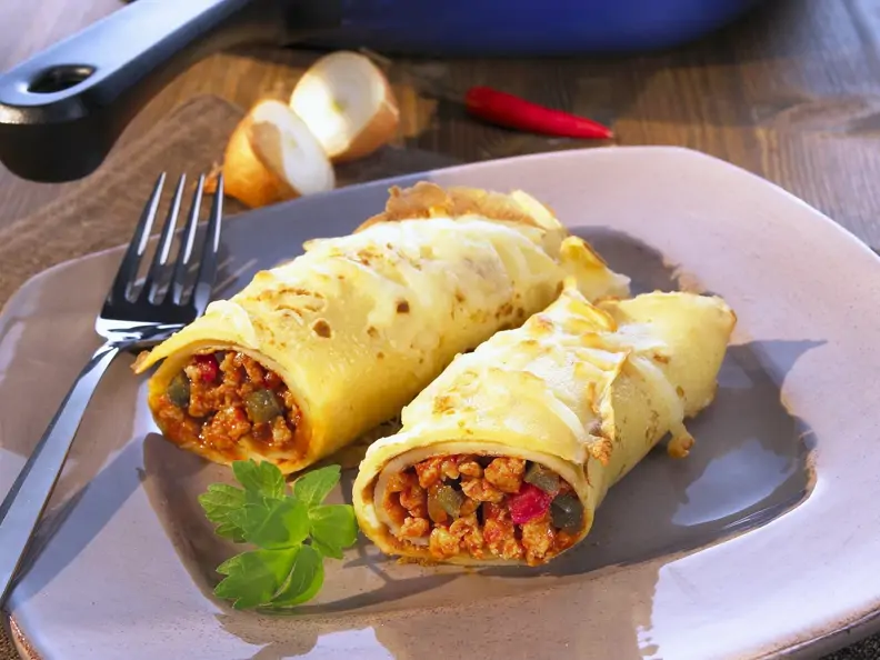 Pfannkuchen-Hähnchen-Rollen mit Käse überbacken