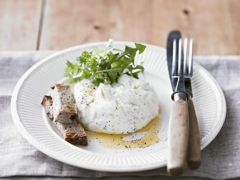 Cremiger Frischkäse mit Kräutern und Öl