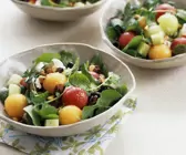 Melonensalat mit Kräutern und Mozzarella