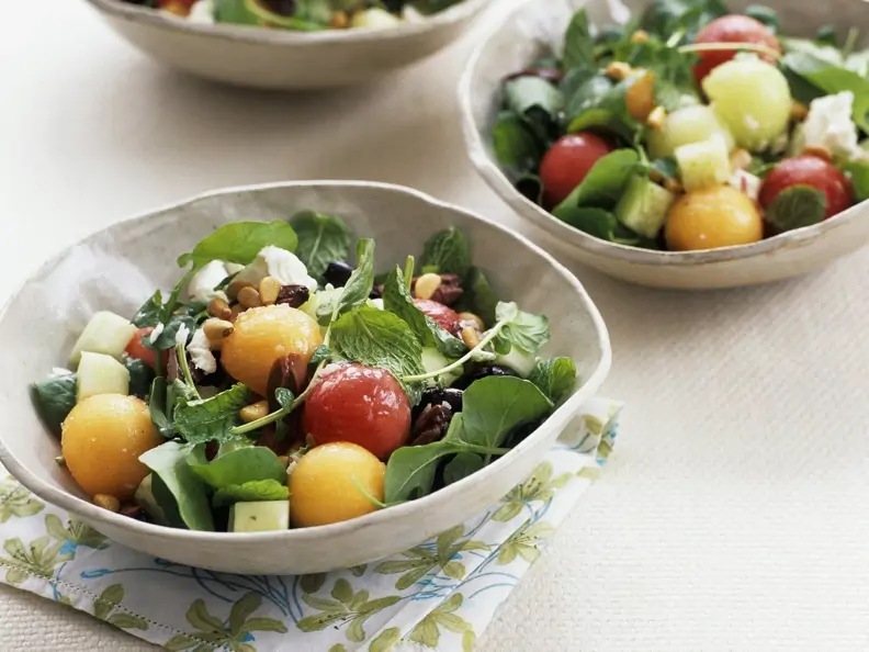 Melonensalat mit Kräutern und Mozzarella