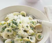 Pasta mit Erbsen, Lauch und Sahnesoße