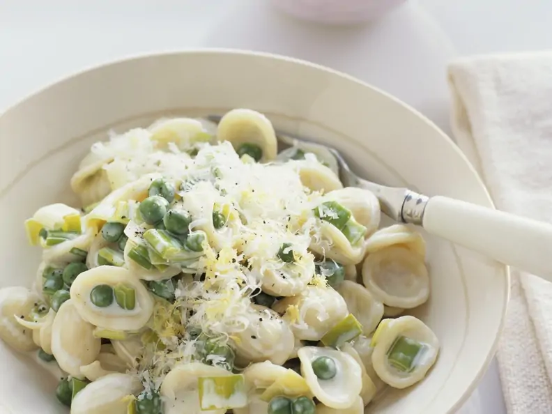 Pasta mit Erbsen, Lauch und Sahnesoße