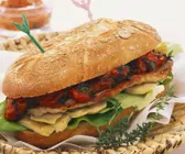 Schnitzelsemmel mit Artischocke und Paprika