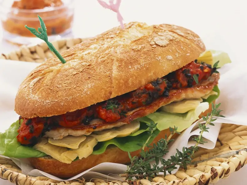 Schnitzelsemmel mit Artischocke und Paprika