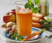 Apfel-Möhren-Saft mit Ingwer