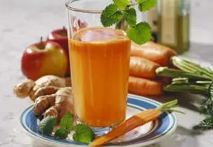 Apfel-Möhren-Saft mit Ingwer