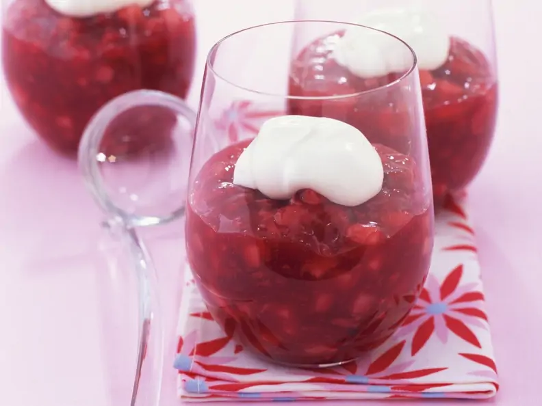 Rote Grütze aus Melonen und Sauerkirschen