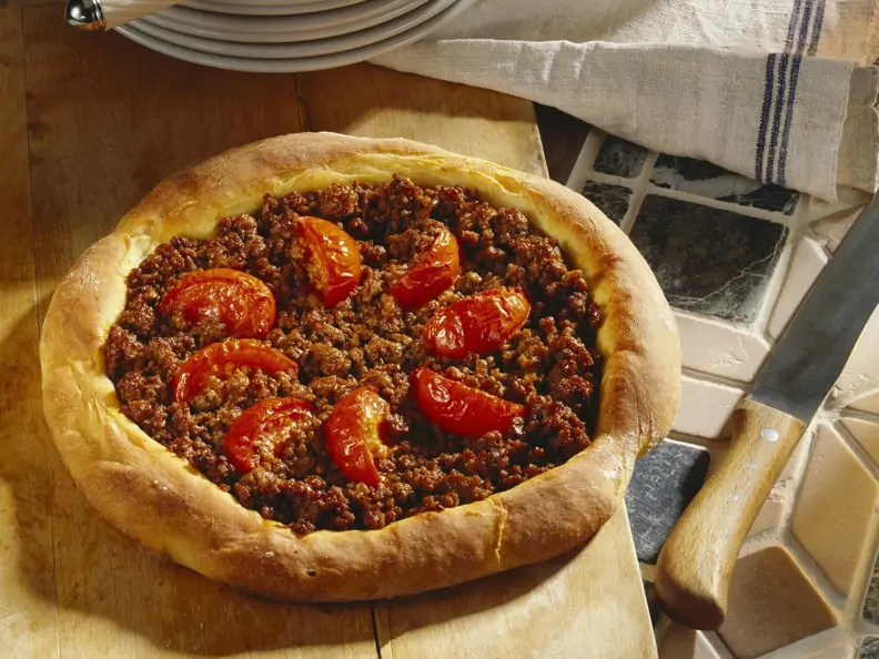 Pizza mit Hackfleisch nach türkischer Art