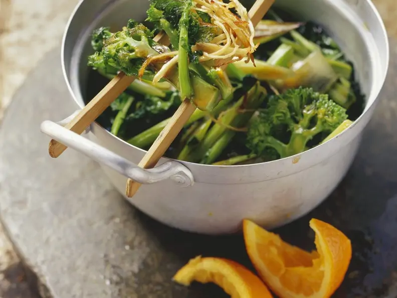 Brokkoli nach chinesischer Art mit Orangensauce