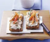 Brot mit Paprika-Quark