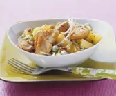 Geflügelgeschnetzteltes mit Bohnenkeimen und Ananas