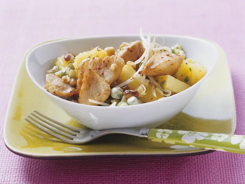 Geflügelgeschnetzteltes mit Bohnenkeimen und Ananas