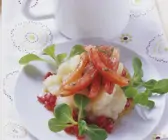 Topinambur-Stampf mit Tomaten und Grantapfelsauce