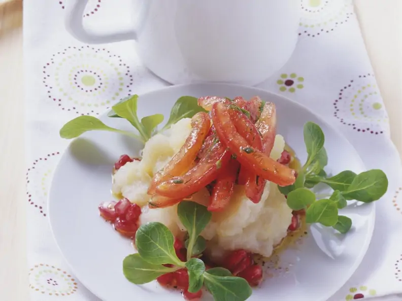 Topinambur-Stampf mit Tomaten und Grantapfelsauce