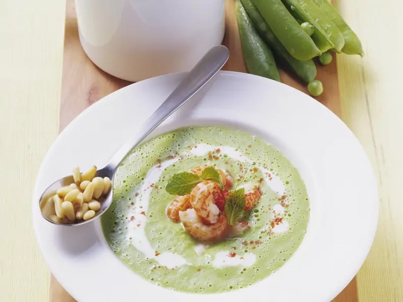 Kalte Erbsensuppe mit Minze und Krebsen