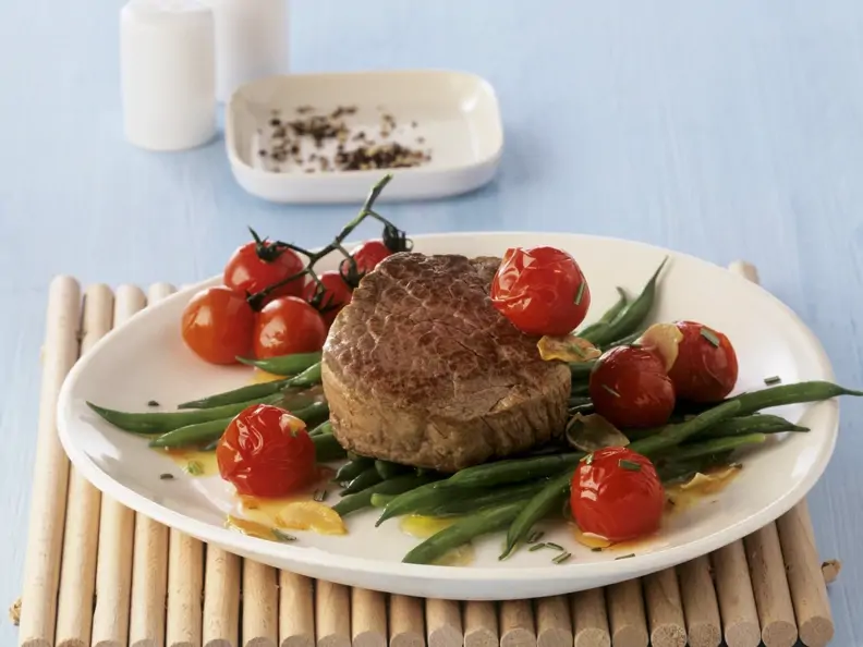 Gebratenes Rinderfilet mit Kirschtomaten und Bohnen