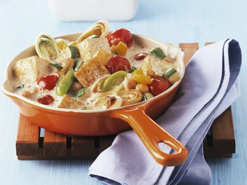 Gebratener Tofu mit Lauch und Zucchini