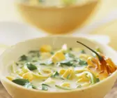 Kokosmilchsuppe mit Spinat und Lauch