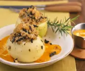 Mit Bulgur gefüllte Zwiebeln auf Kürbissauce
