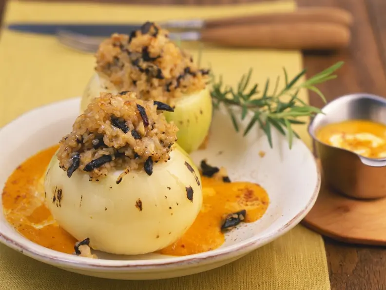 Mit Bulgur gefüllte Zwiebeln auf Kürbissauce